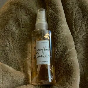 Bath & Body Works Snowflakes & Cashmere Fragrance Mist - Gold and White